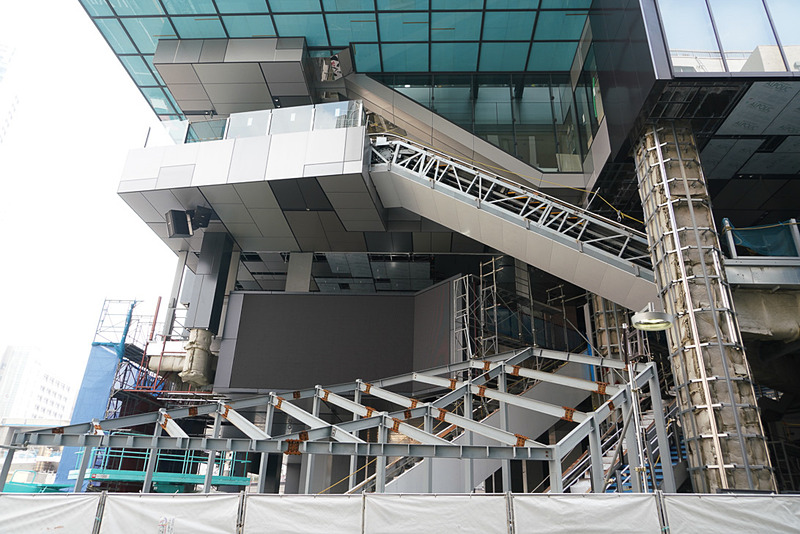 アーバンコアのエスカレーター設置の様子が見える