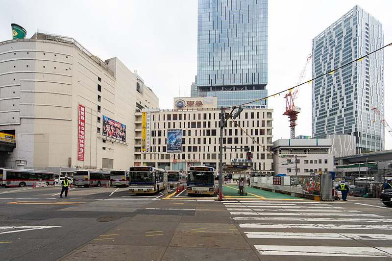 渋谷フクラスから渋谷駅側を見たところ。正面ビルはスクランブルスクエア東棟。右は渋谷ストリーム