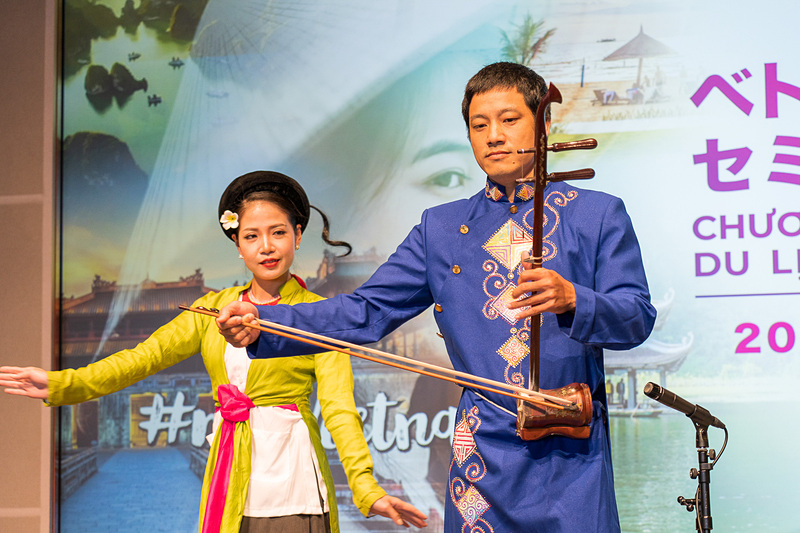 ベトナム胡弓など伝統楽器による演奏が披露