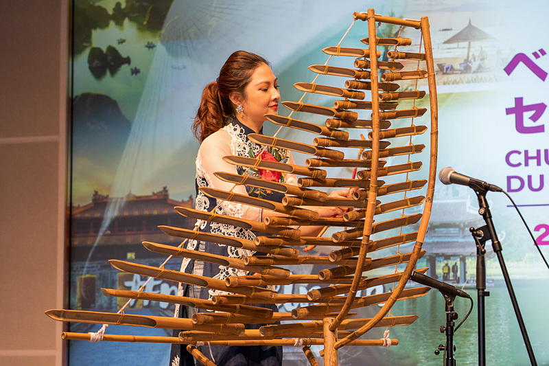 ベトナム胡弓など伝統楽器による演奏が披露