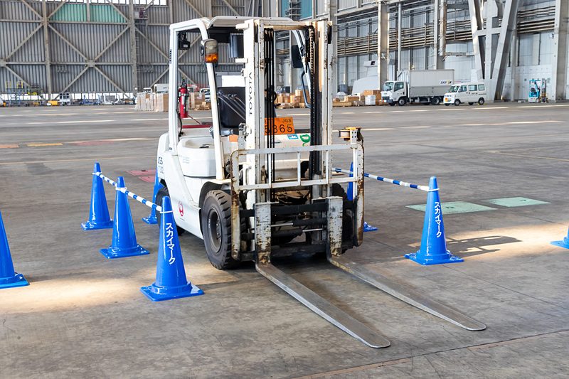 コンテナを搭降載するフォークリフト