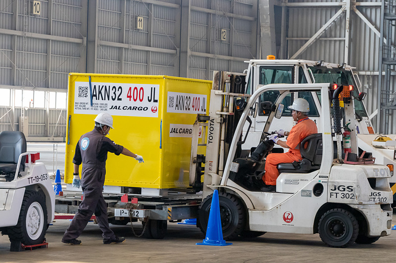 教官による模擬演技。違う会社同士で予行練習なしだが、培った技術と経験で息の合った作業を披露