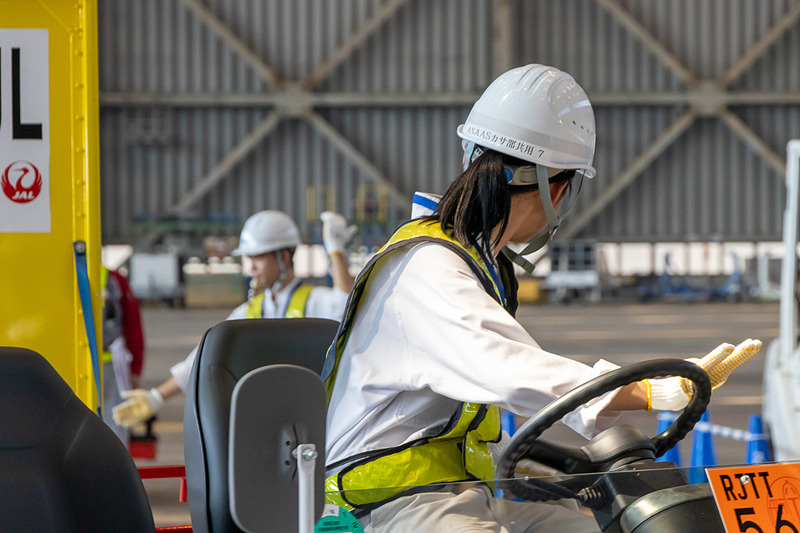 トーイング・トラクターでコンテナを運ぶ際も同様に、状況を確認しながら進める