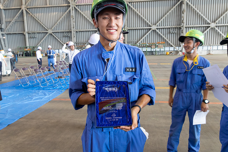 優勝の盾を手に、応援に駆け付けつた学校関係者も交えて記念撮影
