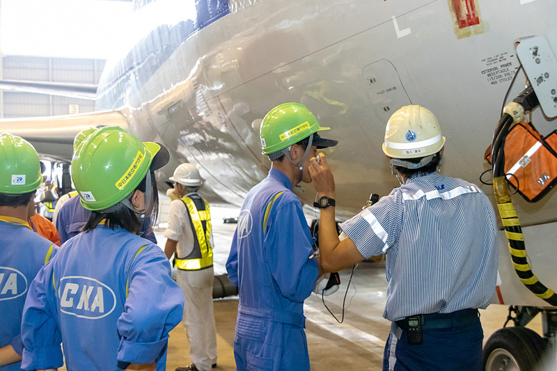 「スーパードルフィン」の名称で北から南まで運航していたボーイング 737-500型機。現在運航中の機体も2020年上期までに全機が退役する。こちらの機体は先に退役したものを訓練専用機材として転用したもの