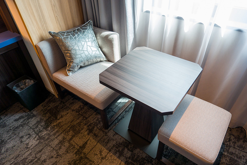 窓際のテーブルセット。部屋のタイプによって窓際の余裕にも違いがある