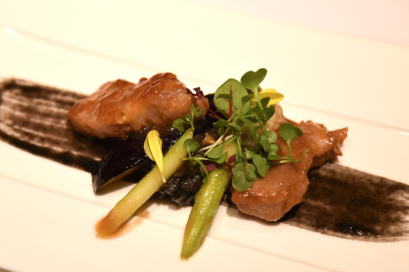 イカ墨リゾットと豚ロースが相性抜群の「豚ロースと烏賊の炒め」