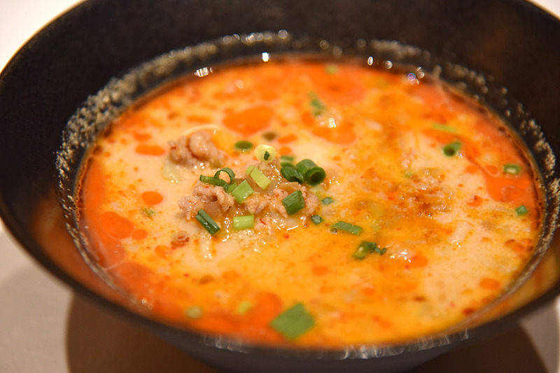 具沢山の「海老雲呑入り坦々刀削麺」でパワーチャージ