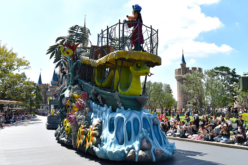 グーフィーは、アドベンチャーランドをイメージしたフロートで探検へ出発