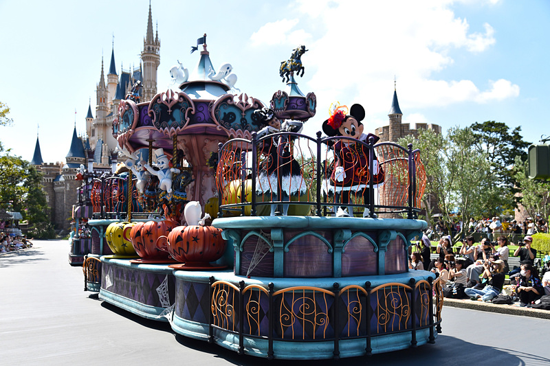 ファンタジーランドをイメージしたフロートのミニーマウスはゴーストに操られているようだった