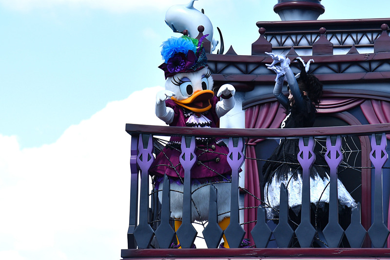 デイジーダックも艶やかなコスチュームでゲストにスマイル