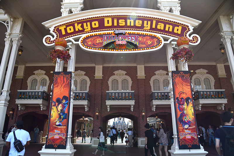 スペシャルイベントのロゴとディズニーのキャラクターたちのバナーをデコレーション