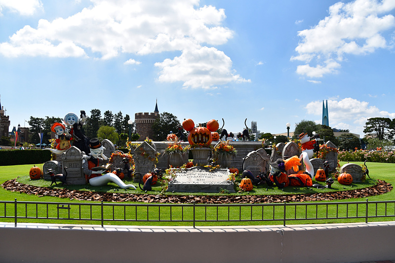 静かに読書、記念撮影など自由にパークを満喫するゴーストら