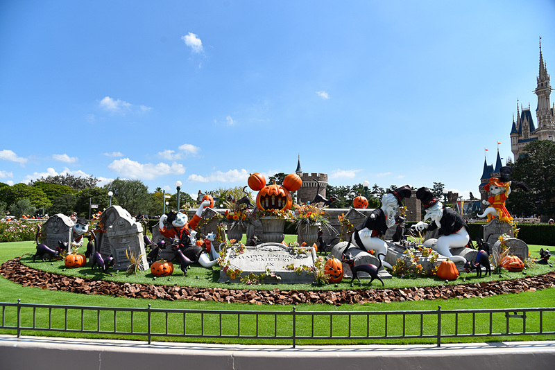 あいらしい黒猫と戯れたり、チェスやおしゃれを楽しむゴーストたち