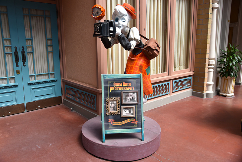 パークを訪れた記念に1枚いかが？　カメラマンゴーストはワールドバザールで仕事中