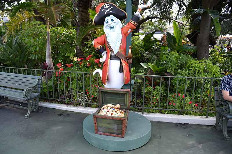 宝箱を前に威勢よくポーズをとるパイレーツゴースト