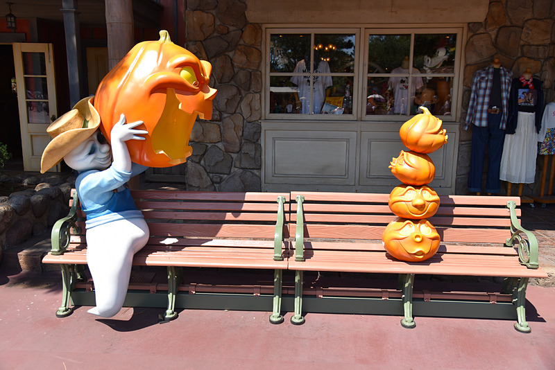ベンチには大きく口を開けて食べられてしまうような写真が撮れるかぼちゃを発見