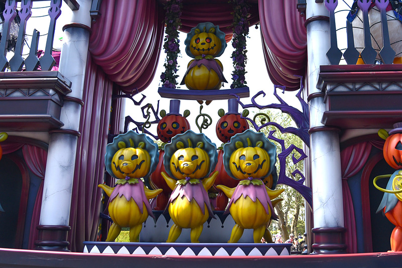 パレードでは後半のフロートでその姿を見ることができる