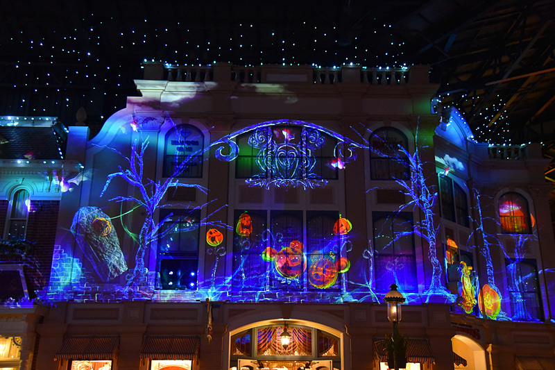 墓石やかぼちゃからゴーストが飛び出し、再びにぎやかな2018年パートへ