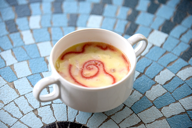 スープのなかの白黒パスタは蝶ネクタイをイメージ。「ベーコンとベジタブルのクリームスープ」