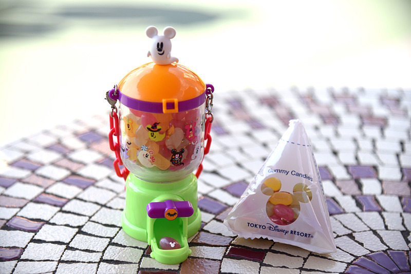 カプセルトイ型の「グミキャンディー、ミニスナックケース付き」