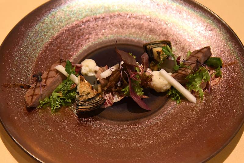 「牛タンのグリルコンフィと白レバーペースト 竹炭ブリオッシュと林檎のサラダ」