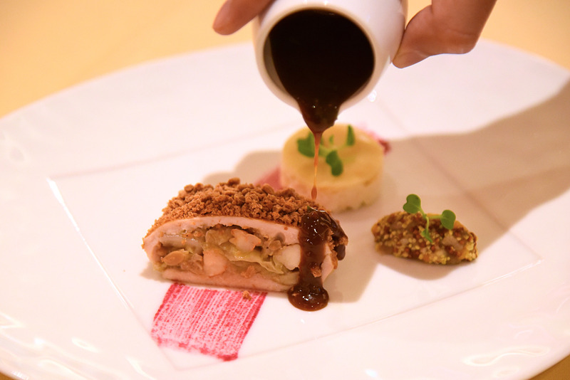 「パンデピスを纏ったホロホロ鳥胸肉のファルス包み 焦がしマスタード香るシェリーヴィネガーソース」
