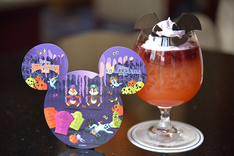 コウモリの羽とゴーストの不気味な笑顔がポイント。「“ディズニー・ハロウィーン”スペシャルドリンク」