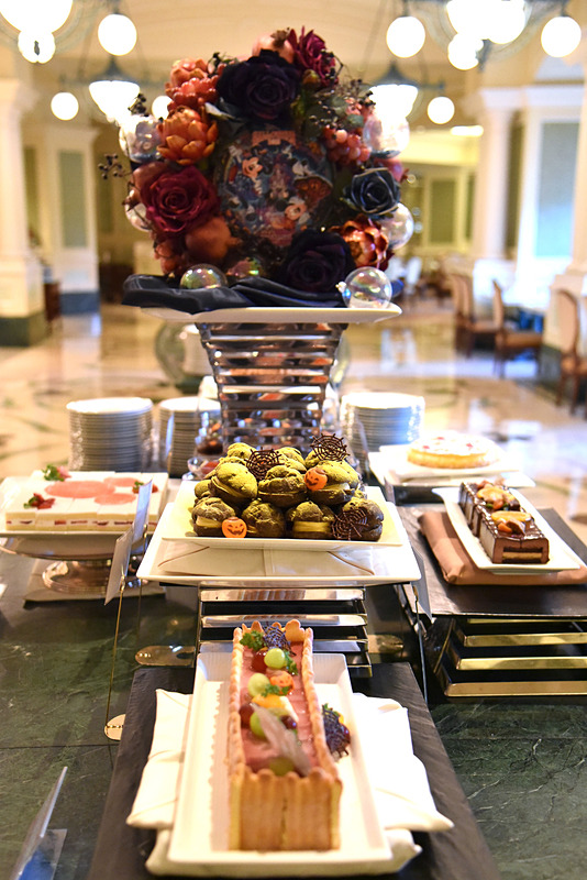 ビュッフェ台には目にも鮮やかなハロウィーンメニューが並ぶ