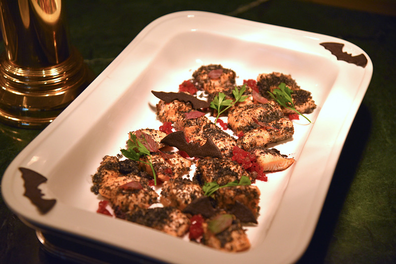 「サーモンのロースト 竹炭パン粉焼き」はコウモリデコレーションがキュート
