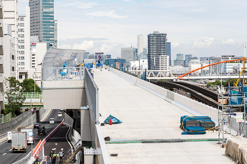 将来の上り線。仮設の上り線よりだいぶ高い位置となるのが分かる。はみ出ているのが湾岸線からの合流部分（完成時）。仮設上り線は最終的には撤去される