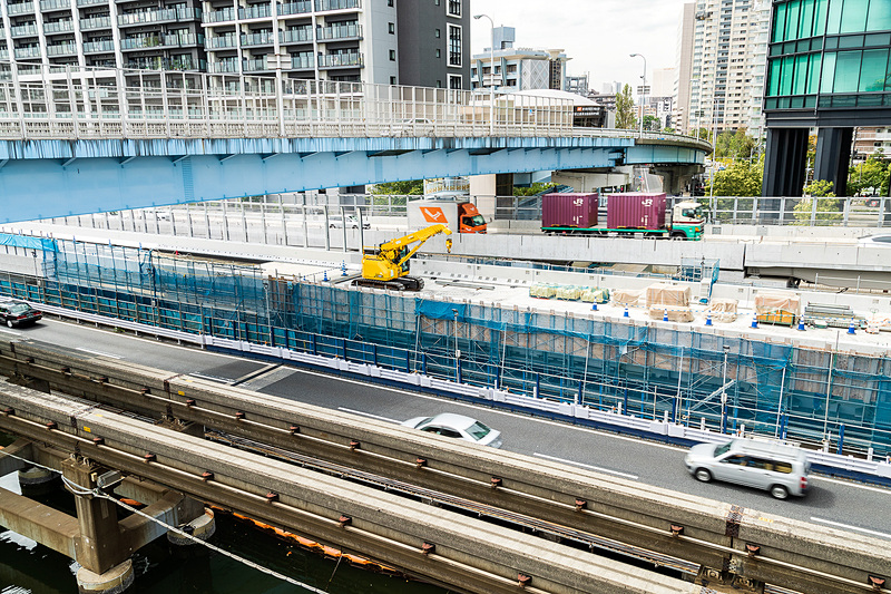 国道357号線は従来どおり下をくぐる