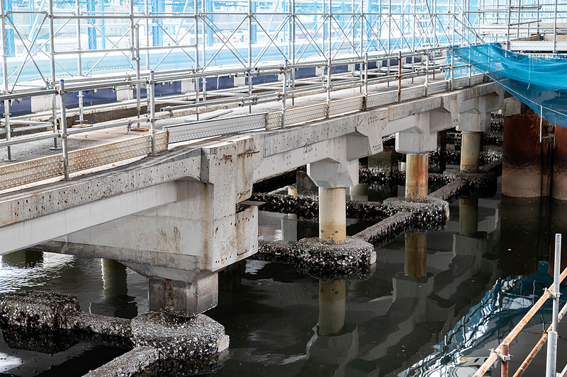 従来の橋脚部分。海水面にかなり近接していることが分かる