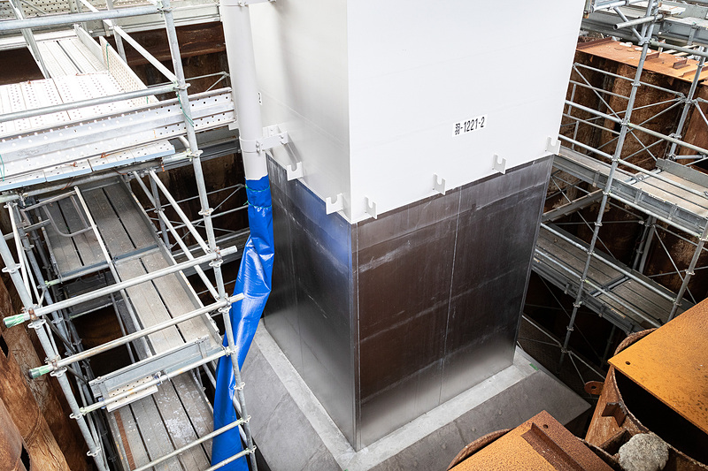 コンクリート土台の上は水面下、飛沫などを考慮し高耐食性SUSライニング工法となっている