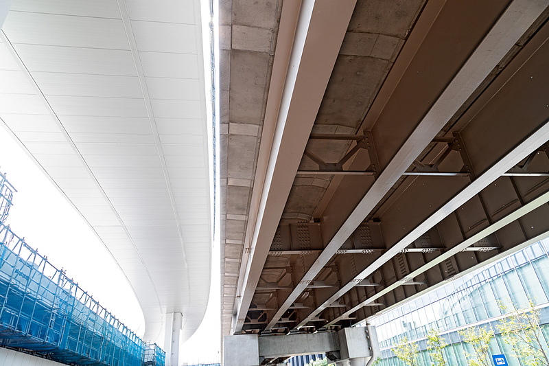 高架部の構造。右は仮設部分。更新部分は恒久足場を兼ねたカバーで覆われる