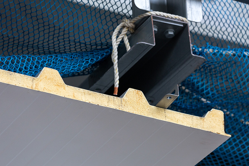 カバーはウレタンを金属でサンドイッチした構造