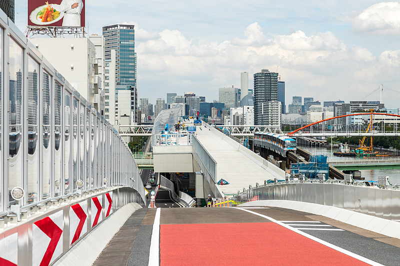 東京方面へは大きく下って合流する構造。将来的には正面に見える部分に接続される