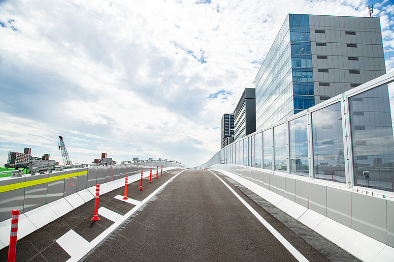 もう少し下った位置から大井JCT（横浜）方面。実際に走行した場合はこの景色は見られない
