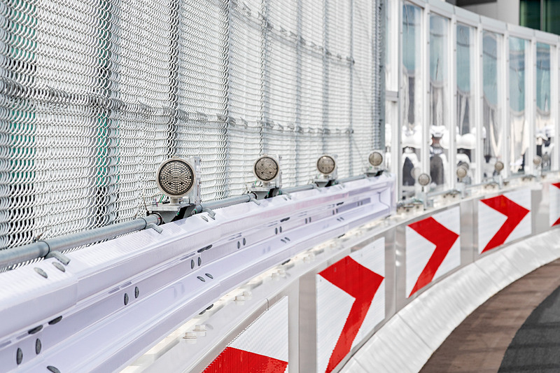 コーナー部の壁面。羽田線の上は金網、それより奥の建物側は透明樹脂となっている