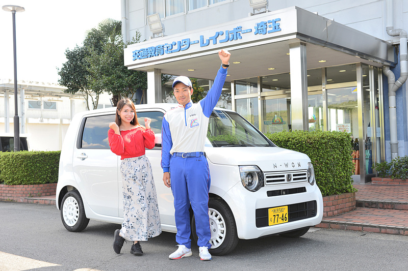 実は「運転がこわい」と思っていた山口さん。運転に自信をつけてもらってこわさをなくしてもらうために、交通教育センターレインボー埼玉で運転教習体験をしてもらった。一緒に写っているのは山口さんに運転を教えてくれたインストラクターの瀬尾友二郞さん