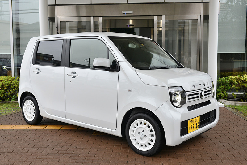 女子ドライブのパートナーとなるホンダN-WGN。このクルマには純正アクセサリーの「14インチアルミホイール」を装着。カラーはタフタホワイト。価格は2万1000円（税別、1本）。また、フードエンブレムとフロントグリルも装着している