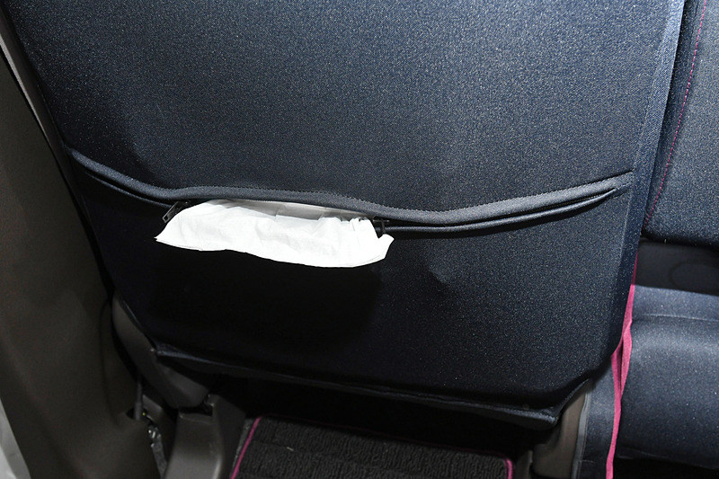 助手席側のシートカバー背面内部には、ボックスティッシュを収納できるホルダーも装備。なにかと便利なティッシュは、車内に置きたいけど箱そのままでは生活感丸出しなので、この収納はグッド！　1枚ずつスムーズに引き出せる