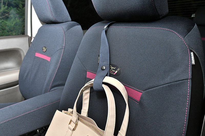 エレガントカラーコレクションのシートカバーには助手席に置いたバッグが滑り落ちないようにするためのバッグキーパーが付いている