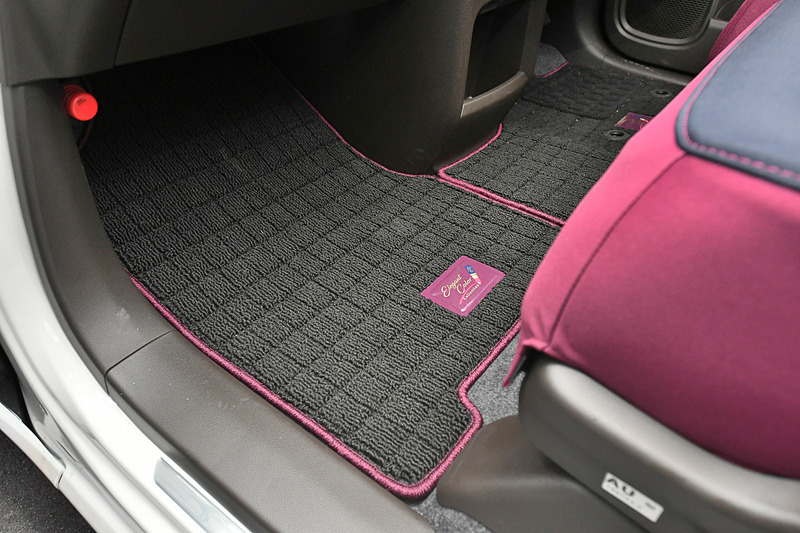 フロアカーペットマットはブラックにボルドーピンクの縁取り。消臭と抗菌加工も施されている。価格は1万8000円