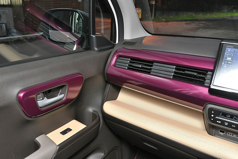 ボルドーピンクパールの塗色のインテリアパネルが、インストルメントパネルとドアライニングパネルに付く。価格はインストルメントパネル用が1万3000円（税別）。ドアライニングパネル用が1万7000円（税別）