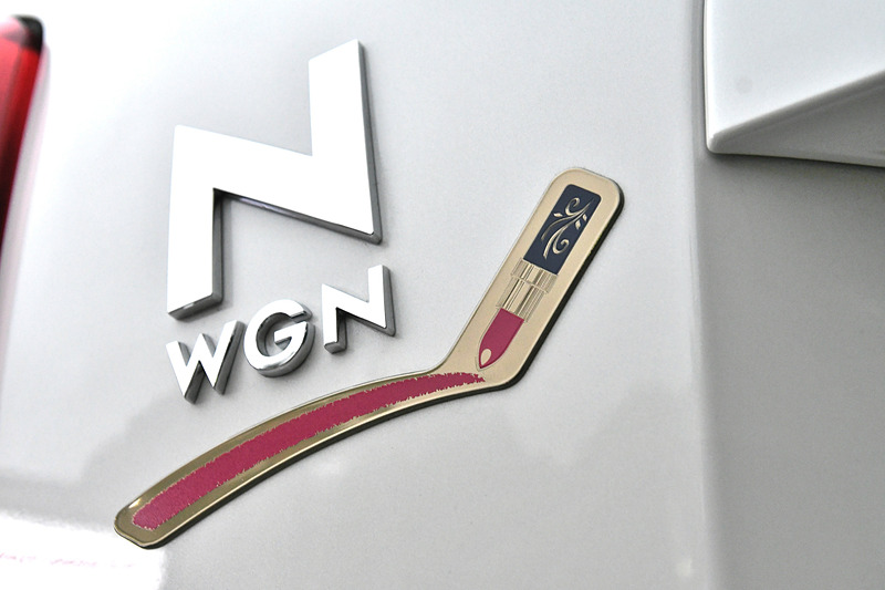 エレガントカラーコレクションのマークにもなっているルージュのイラスト入りのエンブレム。リアのN-WGNのロゴと組み合わせて装着する。価格は3500円（税別）