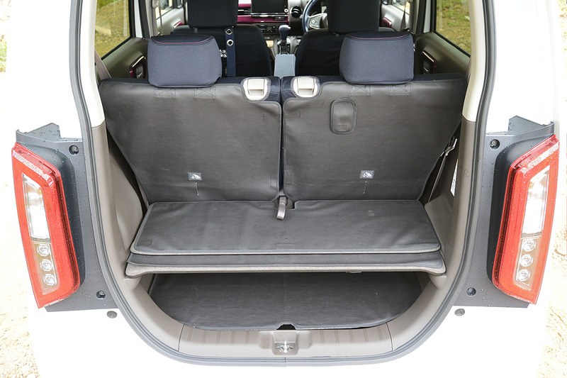 防水生地を使ったカーゴライナー。ラゲッジルームの活かし方が広がるアイテムだ。価格は1万4000円（税別）