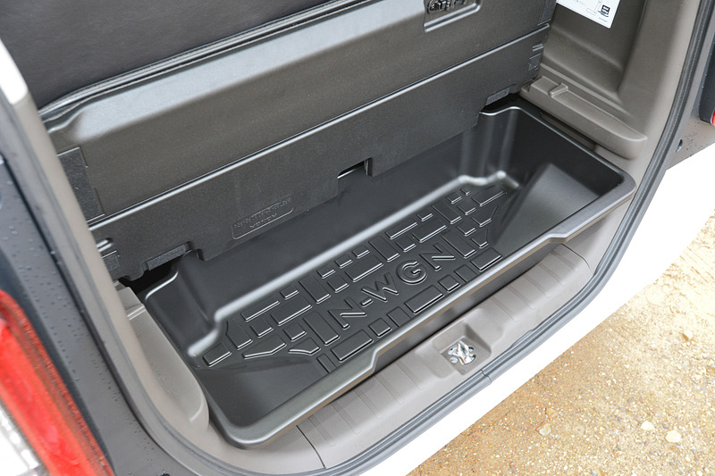 ラゲッジにぴったりはまるラゲッジボックス。濡れたものや土がついたアウトドアグッズなども気にせず入れることができる。価格は1万4000円（税別）