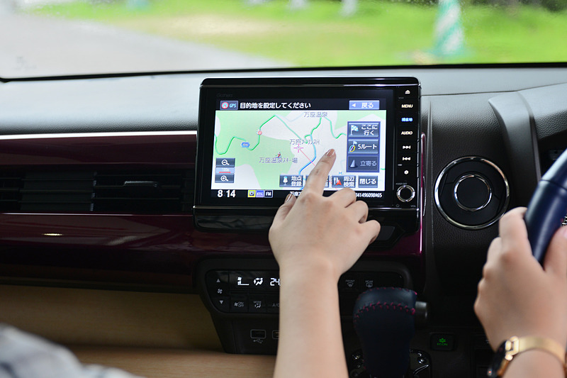 N-WGN専用デザインでインテリアとの一体感がある8インチプレミアム インターナビ。本体価格は18万5000円（税別）