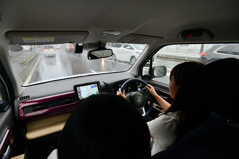 雨のなか、交通量が多い国道を走るが、車両感覚の取り方による車線内の自車位置の確認法や、まわりをよく見て、多くの情報を取り入れるようになった山口さんの運転は安心感のあるものだった